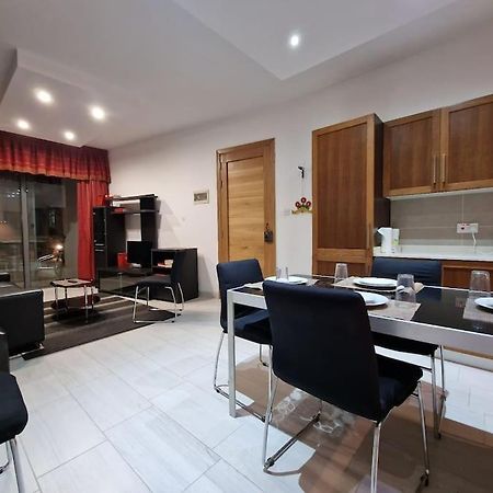 City Center Properties - Modern Two Bedroom Apartment With A Hot Tub And Amazing Location St. Paul's Bay Exterior foto