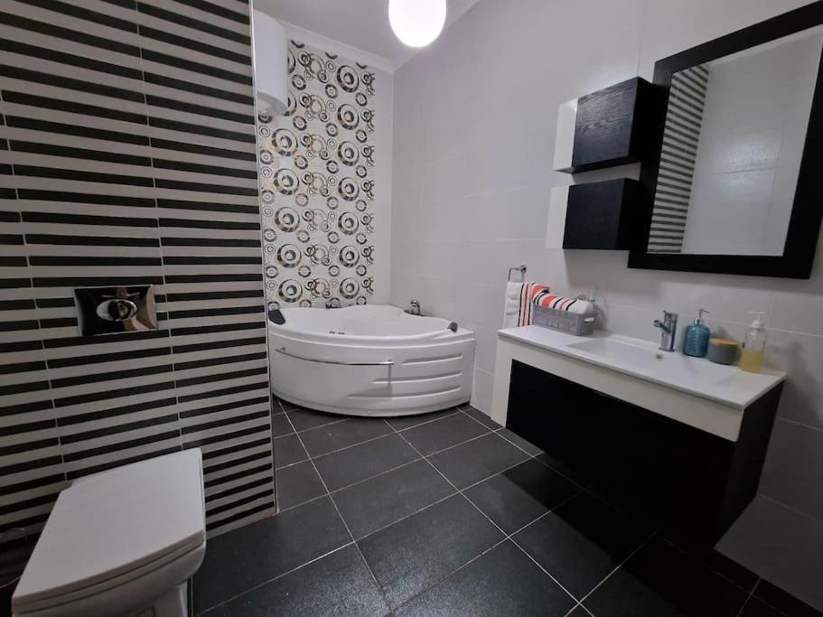 City Center Properties - Modern Two Bedroom Apartment With A Hot Tub And Amazing Location St. Paul's Bay Exterior foto